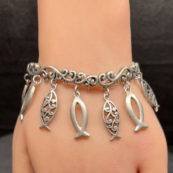 Elastic Stretch Hanging Silver Fish Charm Bracelet Women - Picture 1 of 3